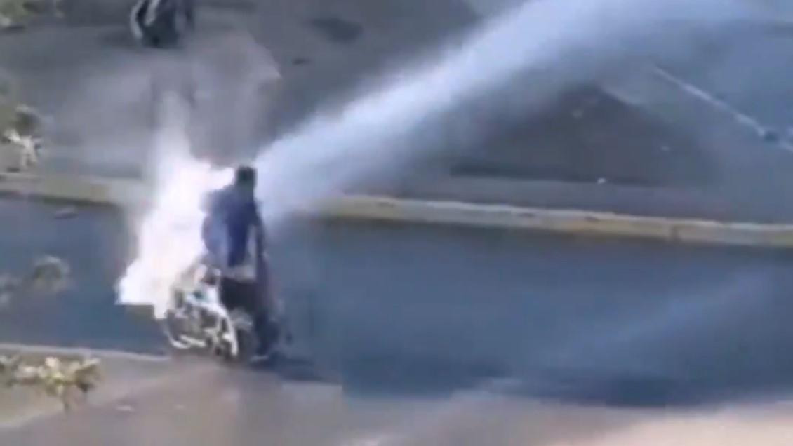 Senadis oficia a Carabineros por hombre con discapacidad que recibió chorro del carro lanzaagua