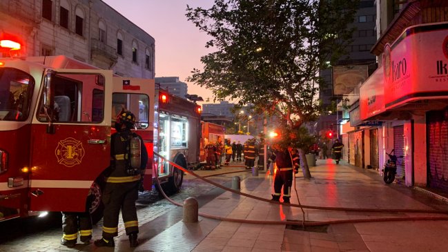 Bomberos tuvo que rescatar a vecinos de restaurante incendiado en Viña del Mar