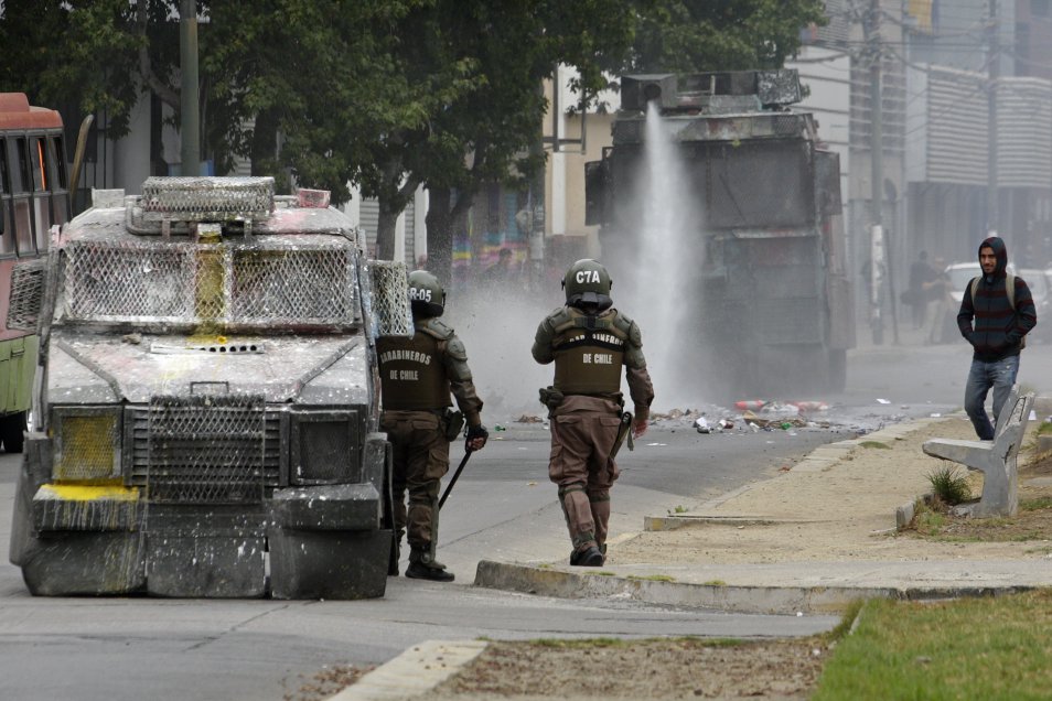 Joven que acusa montaje de Carabineros presentó dos nuevos videos
