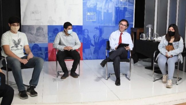 Ministro Figueroa se reunió con estudiantes que piden regreso de clases presenciales