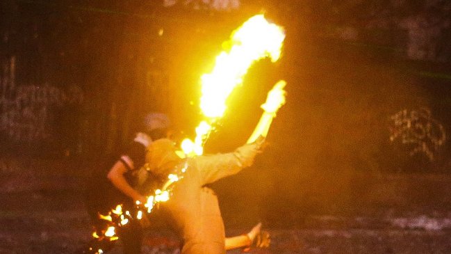 Carabinero resultó con quemaduras tras incidentes al exterior de comisaría en Peñalolén