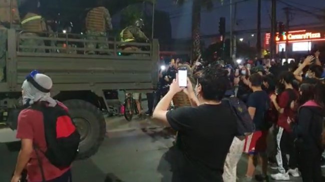 Tras recibir gritos y algunas piedras, militares se retiraron de la Plaza de Puente Alto
