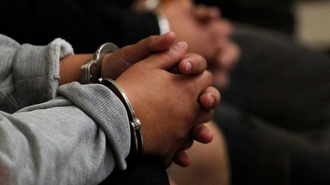 Ocho años de internación para adolescente que mató a ex pareja en la vía pública en Valdivia