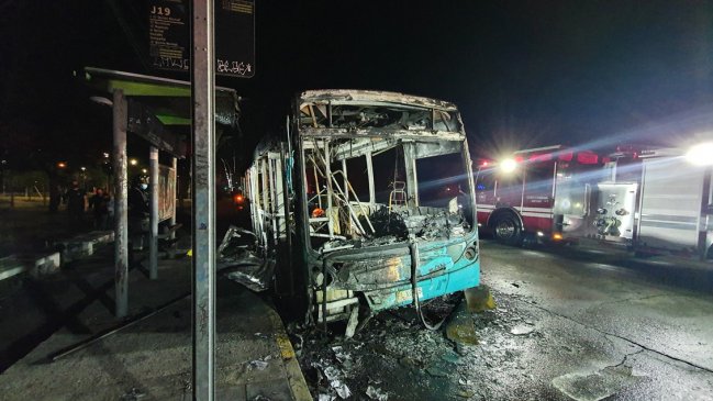 Desconocidos quemaron bus del Transantiago en Estación Central