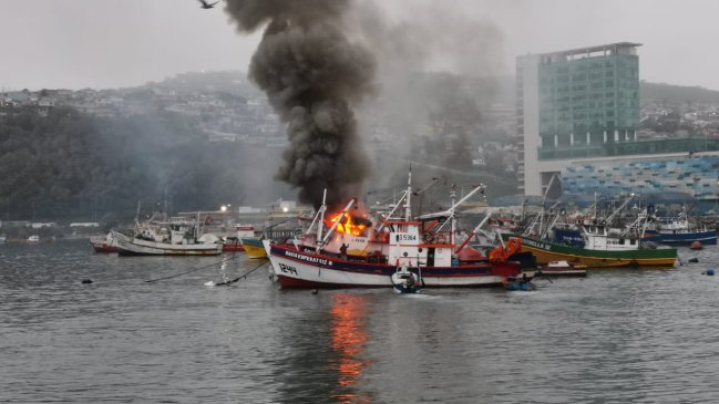 San Antonio: Armada rescató a pescadores tras incendio de su lancha