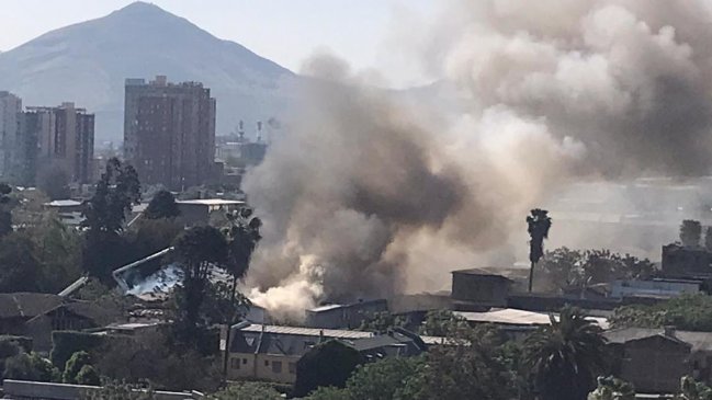 Bomberos controló incendio en Plaza Yungay: Cinco casas fueron afectadas