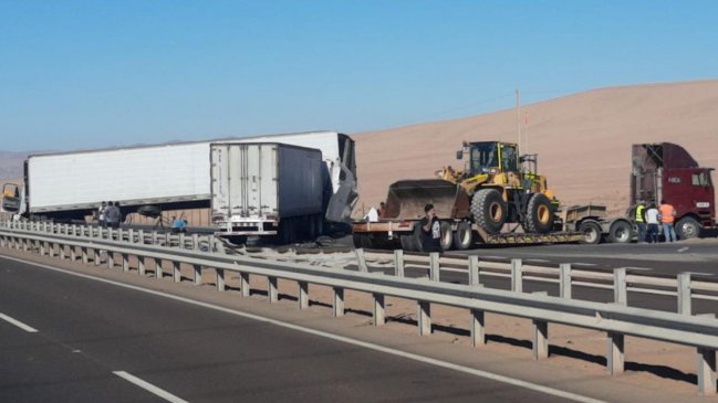 Colisión por alcance entre camiones dejó cinco lesionados camino a Baquedano