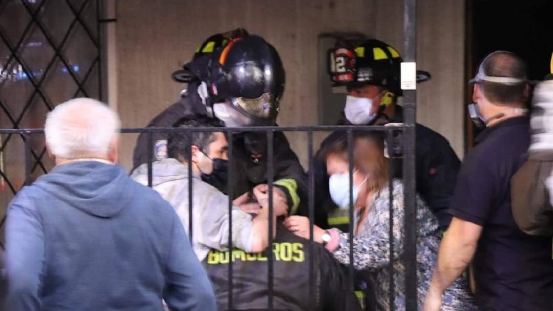 Tres bomberos perdieron su casa en combate contra incendio en Talca