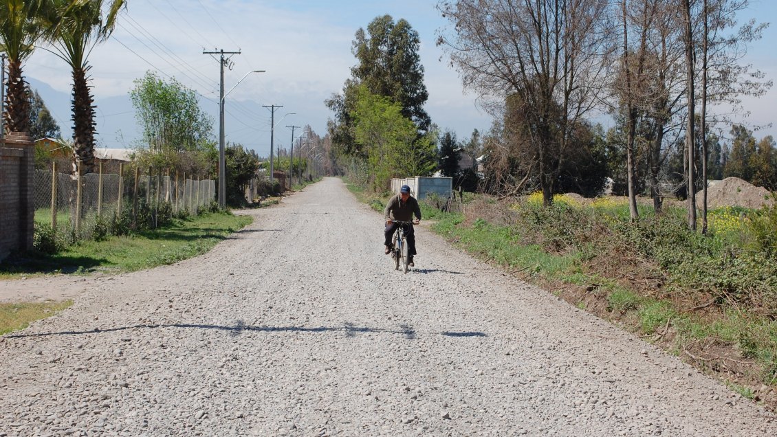 Desarrollan obras de pavimentación en distintos caminos rurales de Chimbarongo