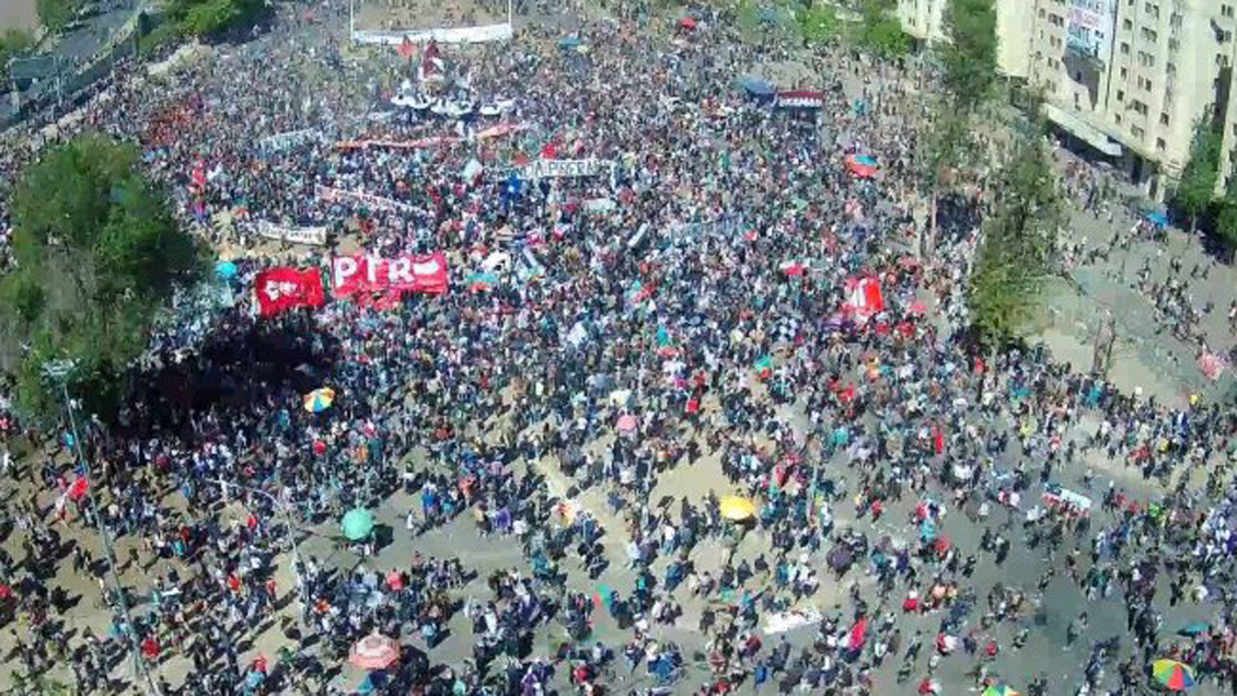 Cifran en 25.000 los asistentes a la marcha que desbordó la Plaza Baquedano este 18-O