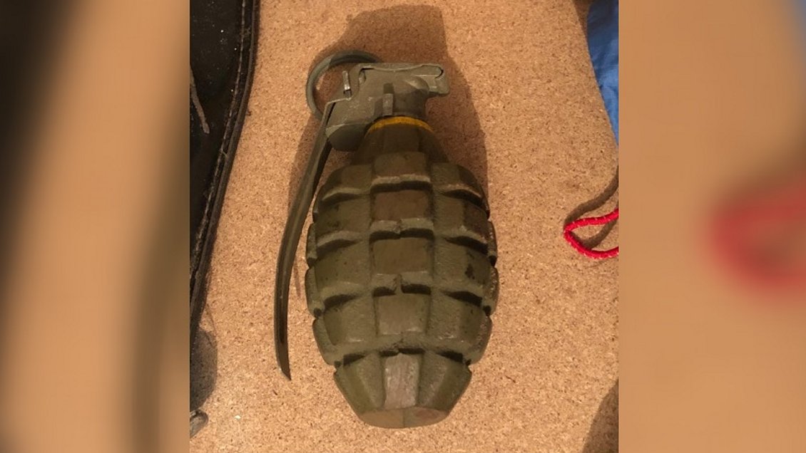 Carabineros halló granada de mano en la pieza de un delincuente y arrestó a su mamá