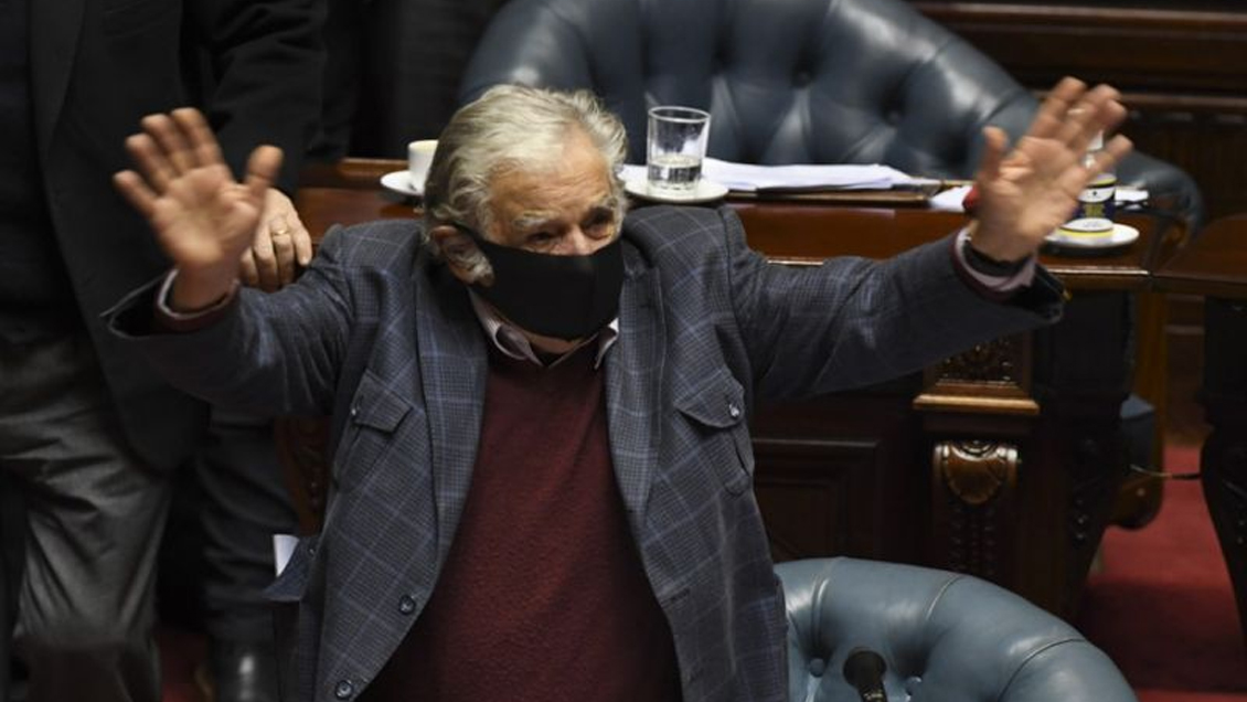 Con lágrimas y aplausos, la democracia uruguaya despidió a Pepe Mujica en su retiro de la política