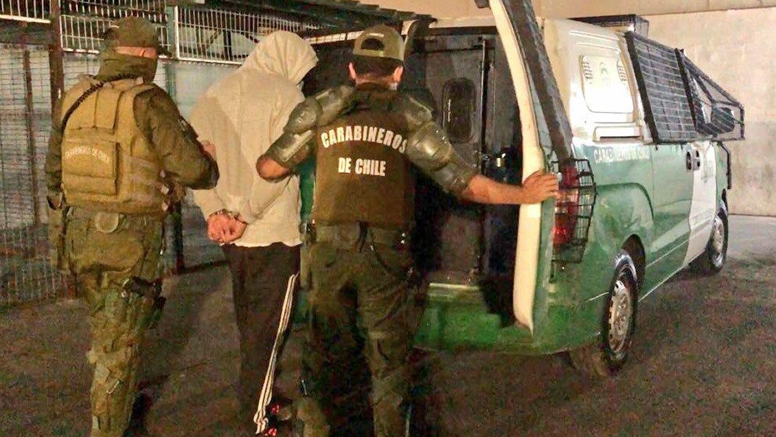 Iquique: Sujeto fue detenido fabricando bombas molotov