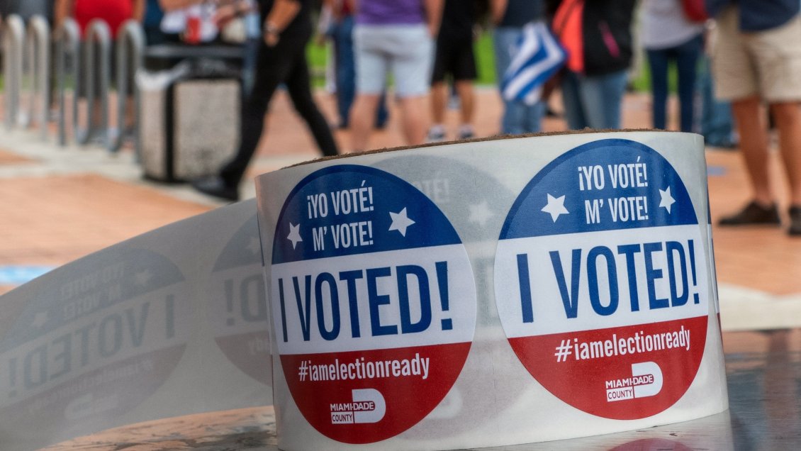 FBI alerta que Irán y Rusia buscan interferir en las elecciones de EE.UU.