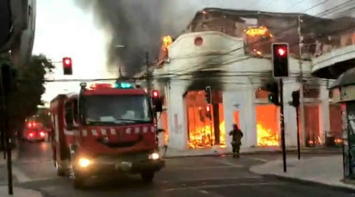 Al menos 17 locales destruidos por incendio en galería comercial de Talca