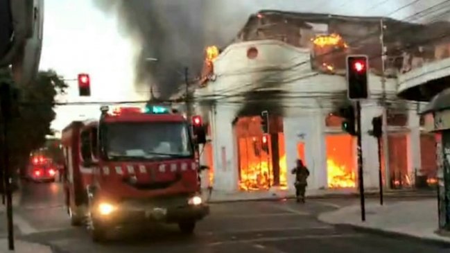 Al menos 17 locales destruidos por incendio en galería comercial de Talca