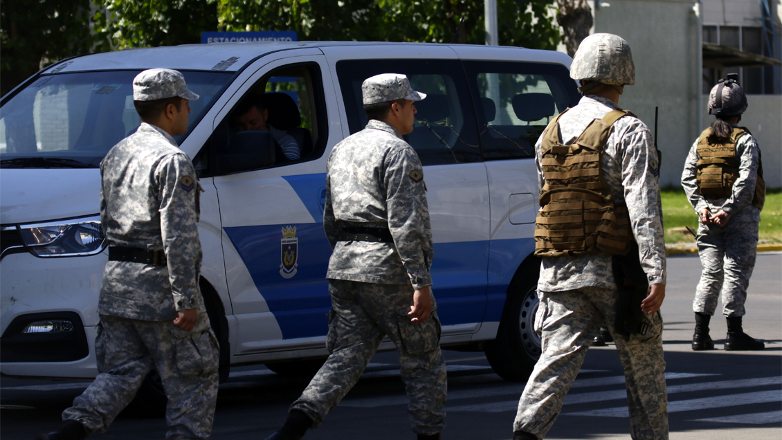 Roban tres mochilas a militares en una escuela de Castro