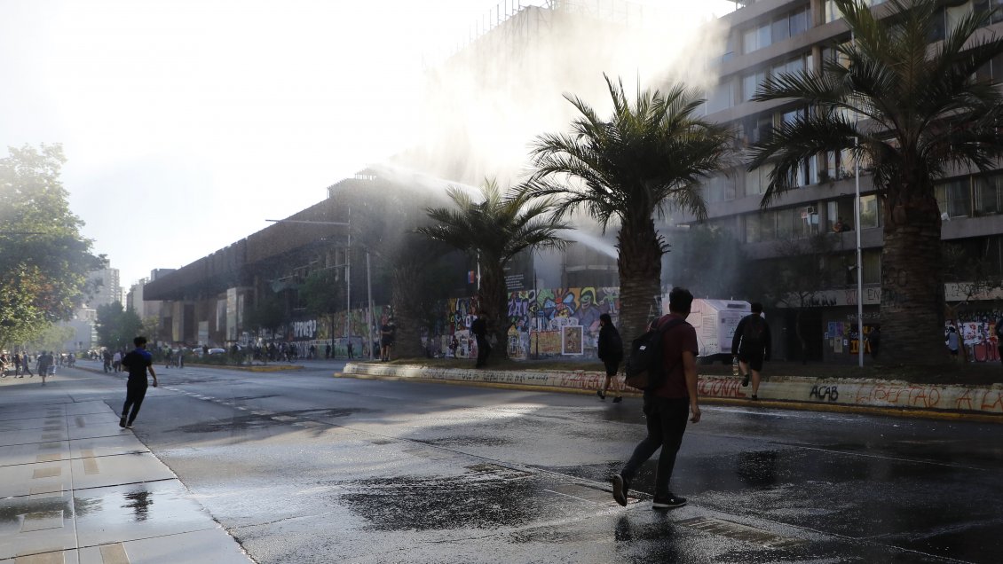 Atropellan a carabinero que controlaba protesta en Plaza Italia a dos días del Plebiscito