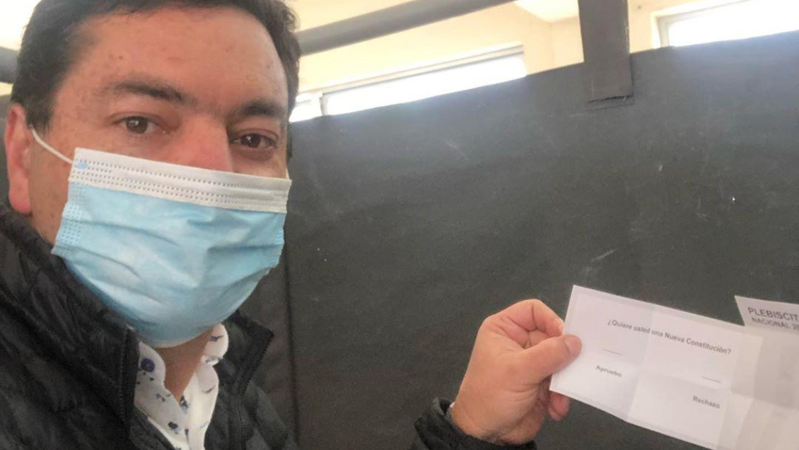 Diputado UDI subió fotografía con el voto en Instagram
