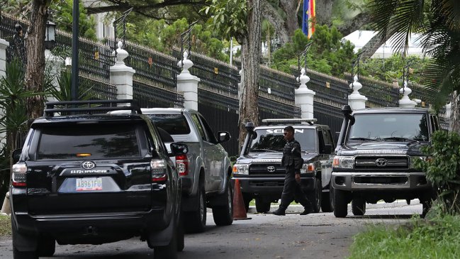 Tras la salida de López, registran edificio de viviendas de personal diplomático español en Caracas