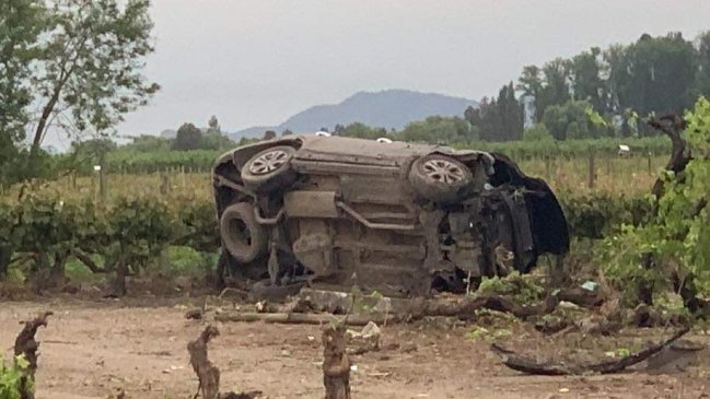 Conductor falleció tras volcamiento de camioneta en Rauco