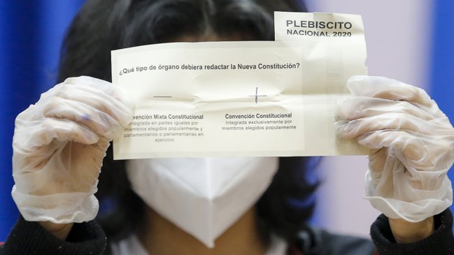 Oposición busca impedir que ministros o parlamentarios postulen a la Convención Constitucional