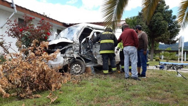 Conductor de furgón murió tras estrellarse contra una hostería en Quillón