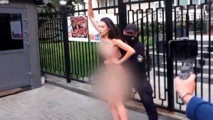   Feminista protestó desnuda frente a embajada polaca contra la prohibición del aborto 