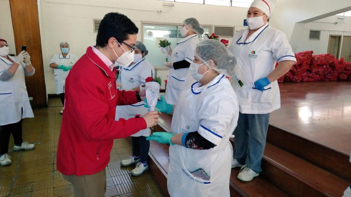 Junaeb anuncia mejora a las condiciones laborales de las manipuladoras de alimentos