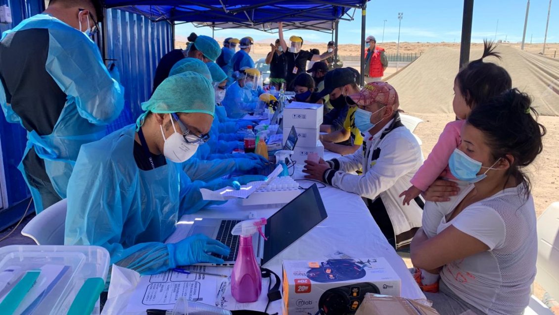 Seremi de Salud de Iquique realizó masivo testeo PCR a migrantes en Huara