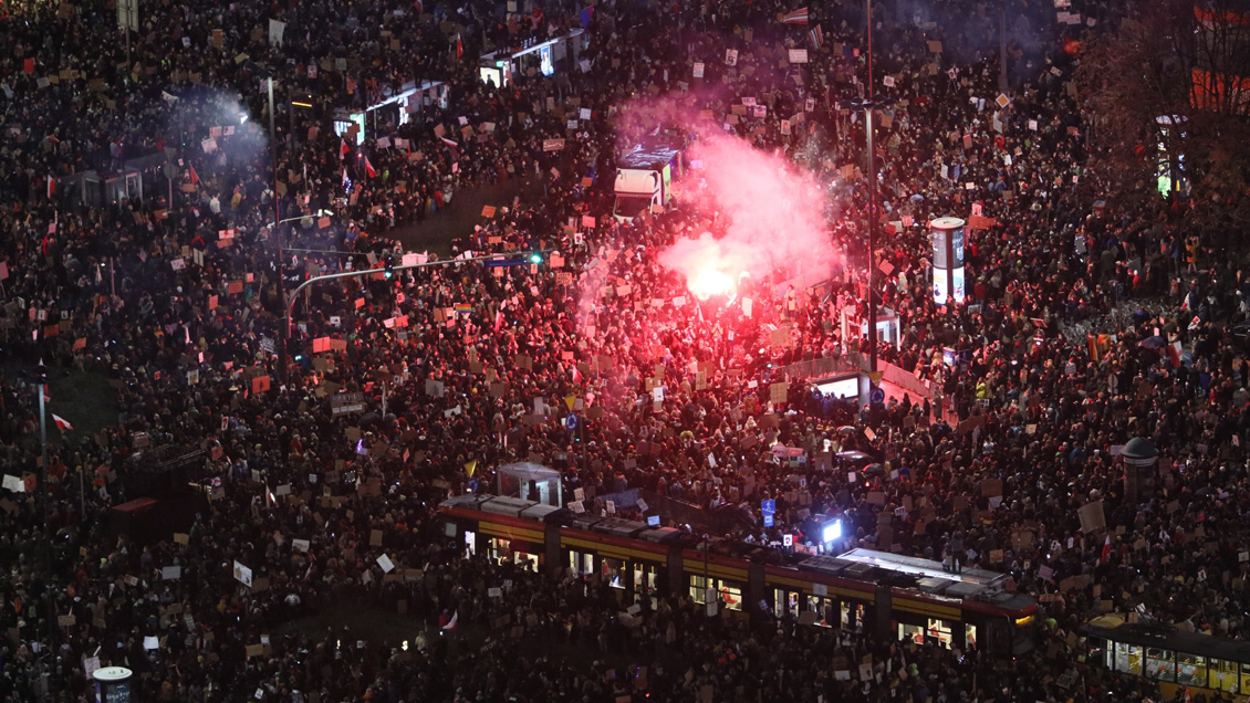Nueva jornada de multitudinarias protestas mantiene presión en Polonia tras limitación al aborto