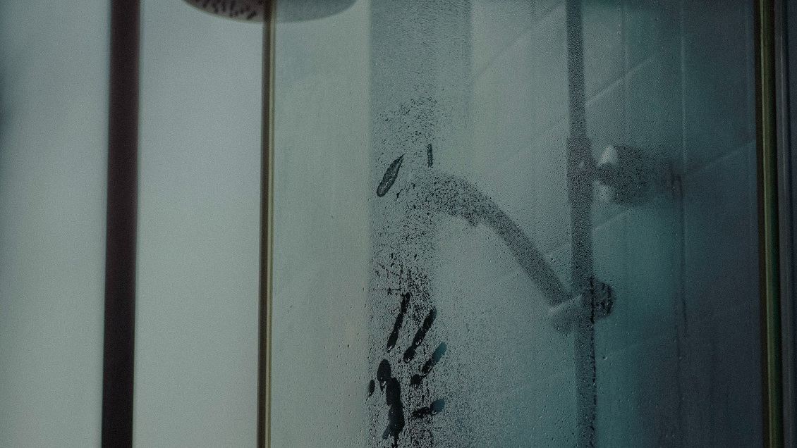 Alergia al frío: Un hombre casi muere al salir de ducha caliente