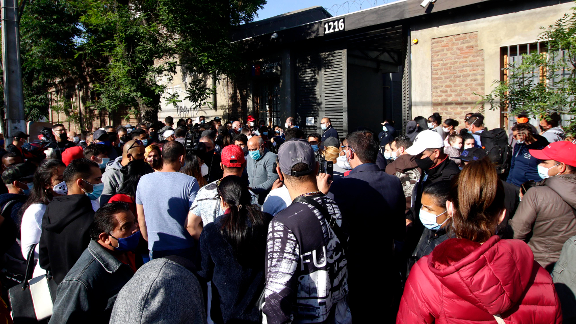 Rumor sobre entrega de visas de refugio causó aglomeración de migrantes en Santiago Centro