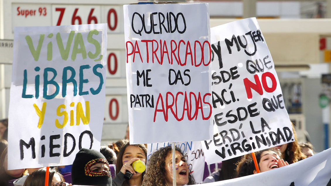 Jueces peruanos archivaron caso de violación porque víctima usaba ropa interior roja