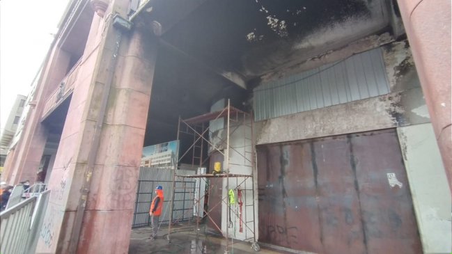 Tras un año vuelven a pintar fachada patrimonial del incendiado edificio de la Gobernación de Concepción