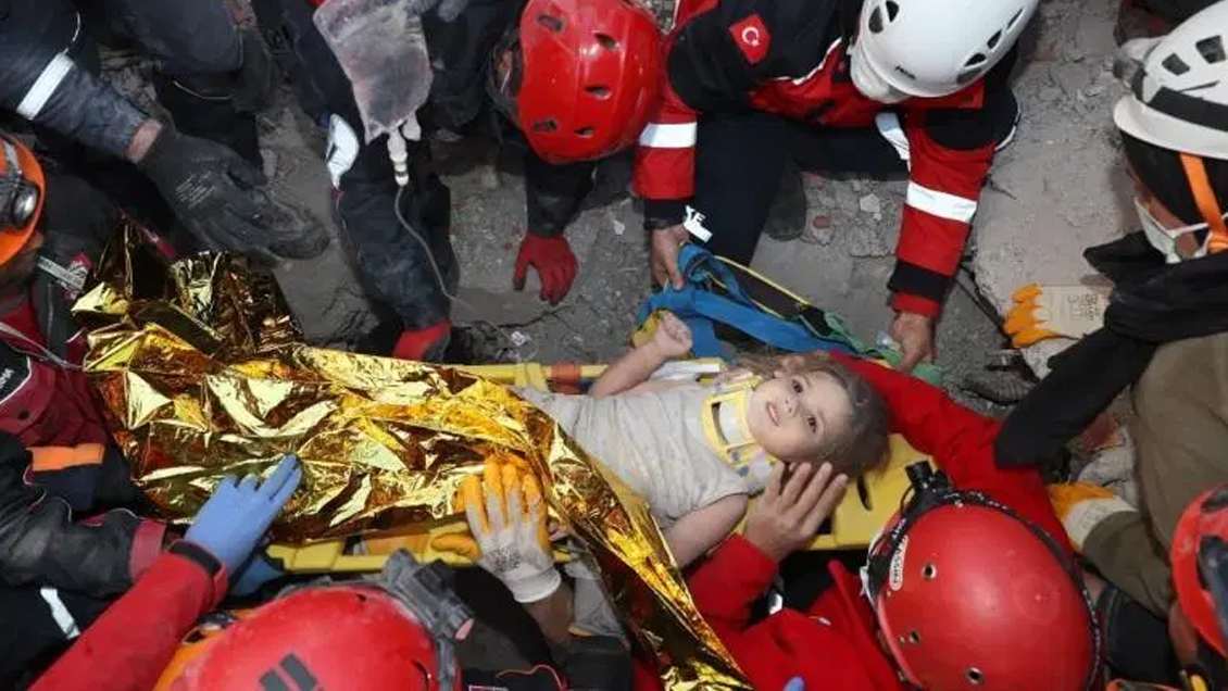 Esperanza en Turquía: Rescatan a una niña tras cuatro días bajo los escombros del terremoto