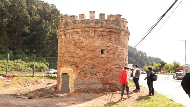 Antigua torre descubierta en Talcahuano tras una poda es propiedad de Ferrocarriles