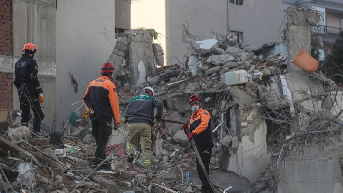 Los equipos de rescate apuran el tiempo para encontrar más sobrevivientes