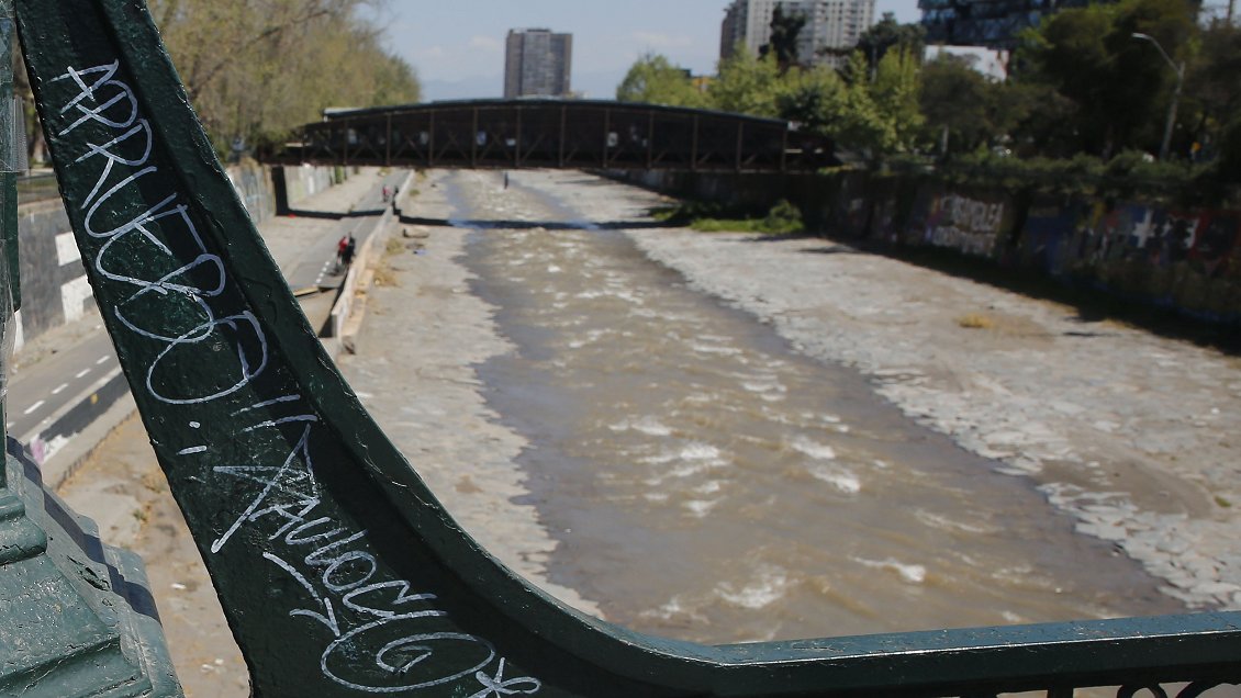 Investigan caída de mujer al Río Mapocho desde el Puente Pío Nono