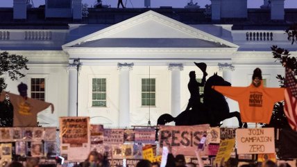   Cientos de personas se reúnen frente a la Casa Blanca para manifestarse contra Trump 
