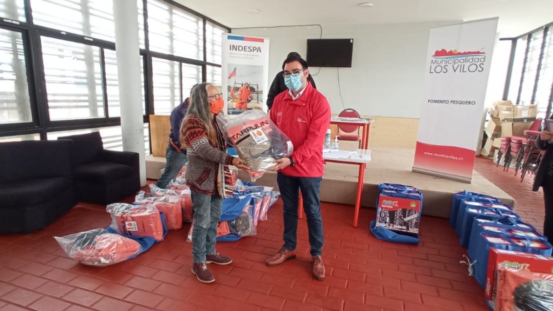 Mariscadoras y algueras recibieron implementos de trabajo en la Región de Coquimbo