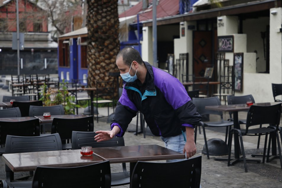 Instruyen a locatarios gastronómicos de Curicó para reapertura de recintos
