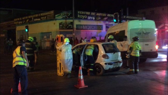 Colisión de minibús y auto dejó dos personas heridas, incluyendo a una embarazada, en Antofagasta