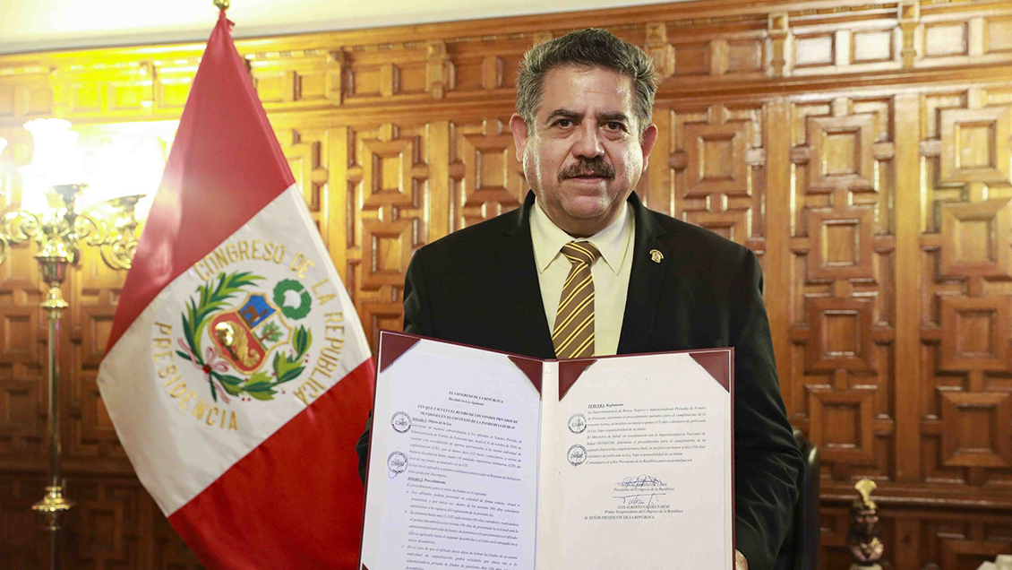 Empresario Manuel Merino asumió como nuevo presidente de Perú