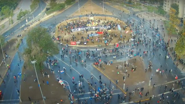 Con algunos incidentes se desarrolló nuevo viernes de manifestaciones en Plaza Baquedano