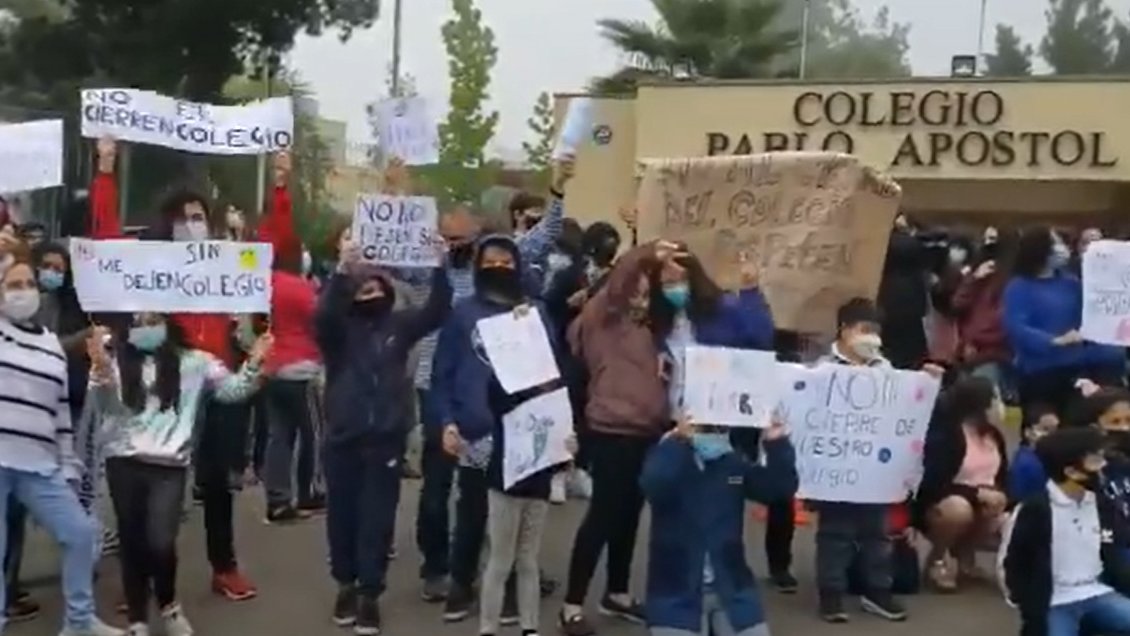 Apoderados protestan por cierre de colegio en La Florida