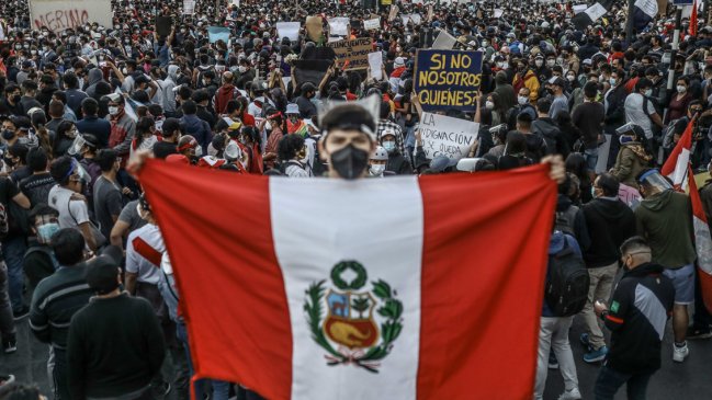 Perú: Gobierno transitorio ve como se debilita su apoyo político entre críticas globales y masivas protestas