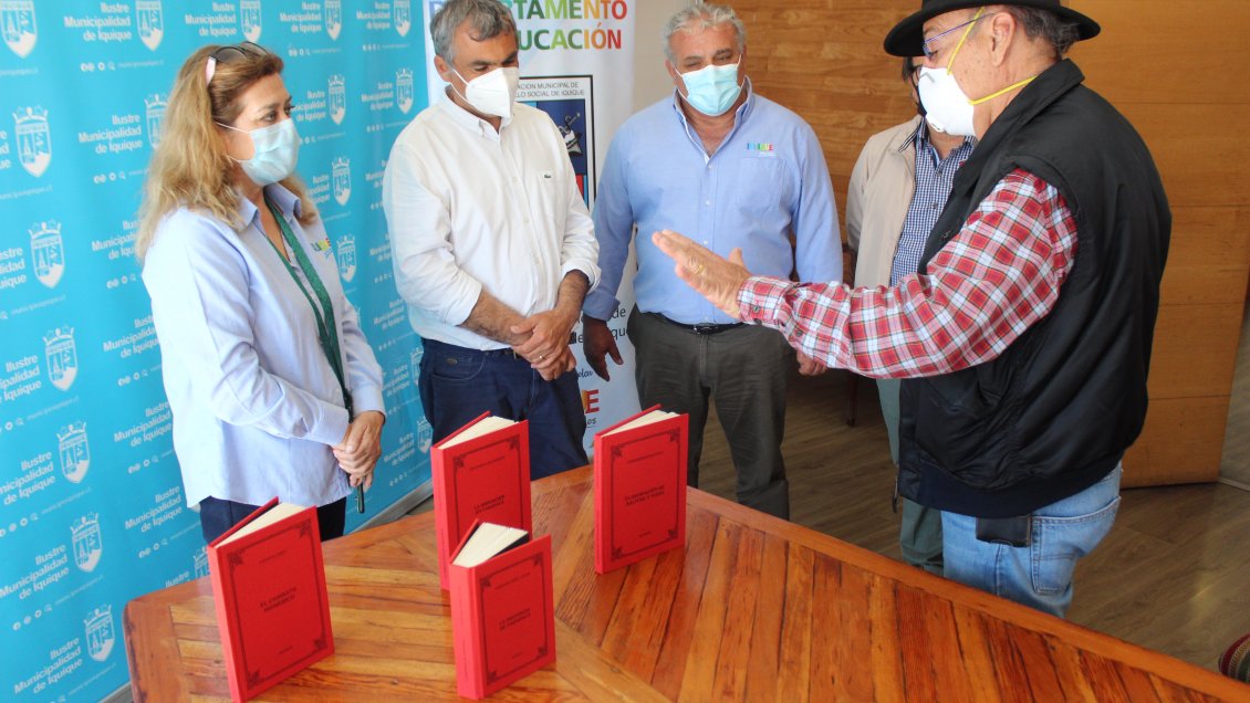 Entregan colección de libros históricos a colegios municipales de Iquique