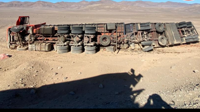Volcamiento de camión dejó un lesionado en las cercanías de la Mano del Desierto