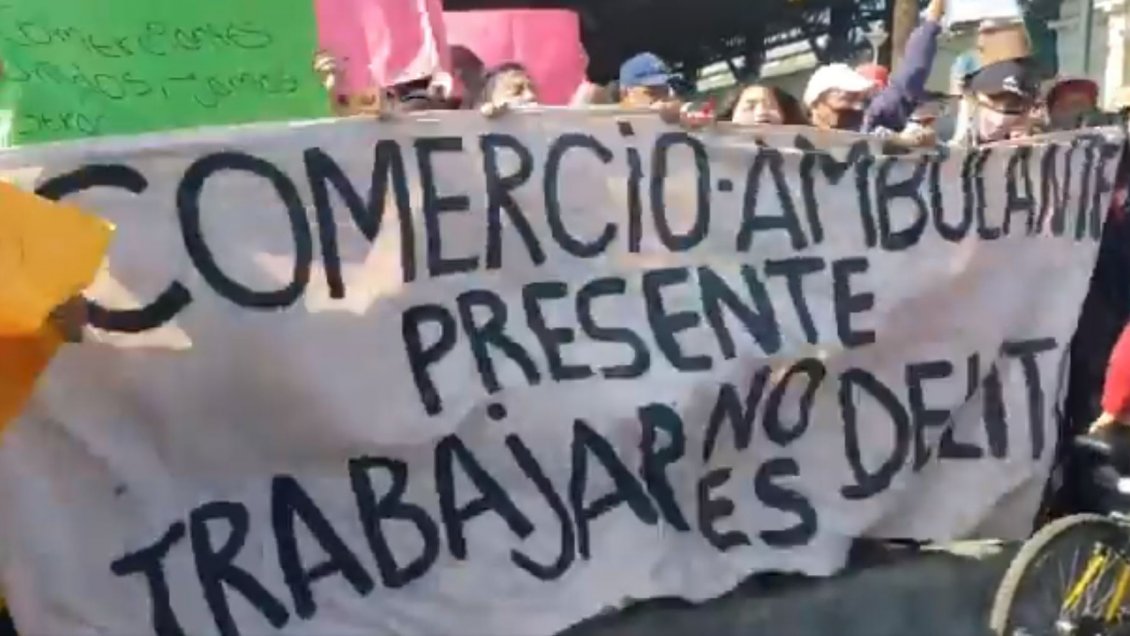 Vendedores ambulantes protestan en Estación Central y exigen poder trabajar